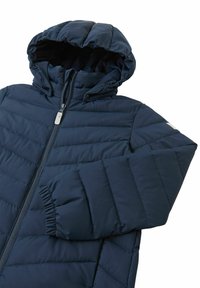 Granatowa kurtka puchowa z pikowanym wzorem, kapturem i zamkiem błyskawicznym. Posiada elastyczne mankiety oraz odblaskowe logo na rękawie.