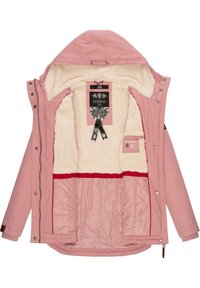 Roze jas met een sherpa voering, capuchon en ritssluiting. Bevat een label met decoratieve elementen en een klein vakje met een logo.