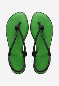 Infradito verdi in gomma con fasce intrecciate nere, design con sottile traversino per le dita, suola testurizzata e logo impresso sulla suola.