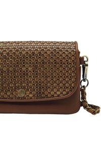 Sac à main en cuir tressé marron avec un dessus texturé, une section inférieure lisse, des finitions en métal doré et une anse décorative en chaîne.