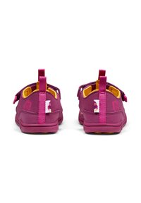Fioletowe dziecięce buty z miękką zamszową fakturą, regulowanym paskiem, żółtym wnętrzem i pętelkami na pięcie ułatwiającymi zakładanie.