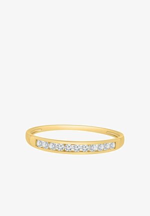 Złoty pierścionek z cienką obrączką, ozdobiony rzędem równomiernie rozmieszczonych okrągłych diamentów na górze, o gładkim wykończeniu i nowoczesnym designie.