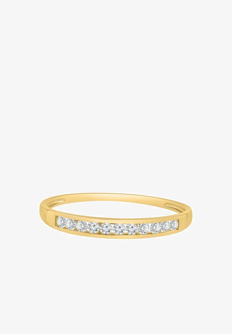 Anillo de oro con una banda delgada, que presenta una fila de diamantes redondos uniformemente espaciados a lo largo de la parte superior, acabado liso y diseño moderno.