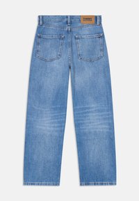 Lyseblå denimjeans med rett ben, to baklommer og en tan-farget merkeetikett sydd på midjen.