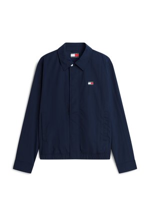 Chaqueta ligera de color azul marino con cuello, mangas largas, bolsillos frontales, dobladillo elástico y pequeño logo de Tommy Jeans en el pecho izquierdo.