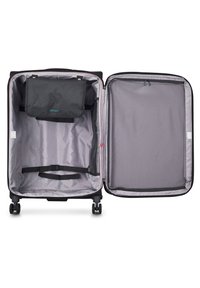 Maleta de ruedas negra con un interior forrado, bolsillo de malla interno y un organizador de embalaje negro desmontable. Cuenta con ruedas que ruedan suavemente.