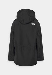 Czarna wodoodporna kurtka z kapturem, z wyraźnie zaznaczoną talią, długimi rękawami oraz małym białym logo na górnej części pleców. Gładka faktura.