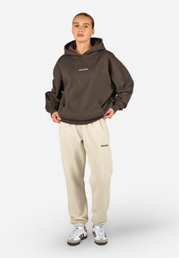 Pegador CLARITA brązowy