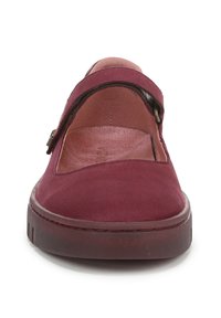 Scarpa Mary Jane bordeaux con punta rotonda, cinturino regolabile, materiale in morbida suede e suola piatta in gomma. L'interno presenta una texture liscia.