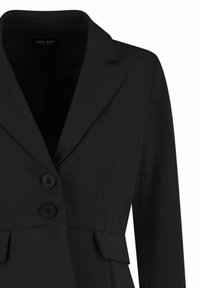 Zwarte blazer met notched lapel, eenknoopssluiting, twee knopen en flappen op de lagere voorzakken. Glad stoffen textuur.