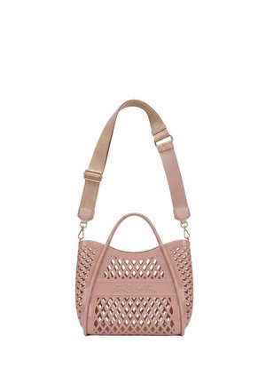 Borsa a mano in plastica intrecciata rosa con doppi manici e tracolla larga regolabile su sfondo bianco.