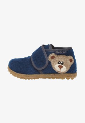 Zapatilla azul para niños con bordado de cara de oso de peluche y una correa de velcro sobre una suela marrón texturizada.