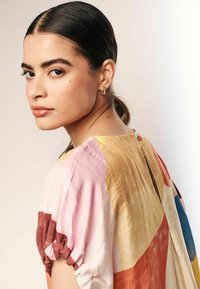 Next GATHERED SHORT SLEEVE BOXY REGULAR FIT - Kasdienė suknelė - abstract print