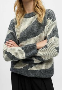 Maglione lavorato a maglia a righe grigie e crema, caratterizzato da una vestibilità comoda, una texture a coste e un collo rotondo con spalle scese.
