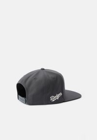 Siva snapback kapa z izvezenim besedilom "Dodgers" v belem, z ravnim robom in nastavljivim trakcem na hrbtu.