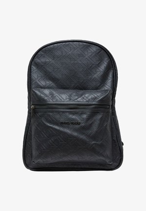 Schwarzer Leder-Rucksack mit einem gesteppten Muster, ausgestattet mit einer vorderen Reißverschlusstasche und dezentem Branding. Runde Oberseite, strukturierte Oberfläche. Verstellbare Träger.