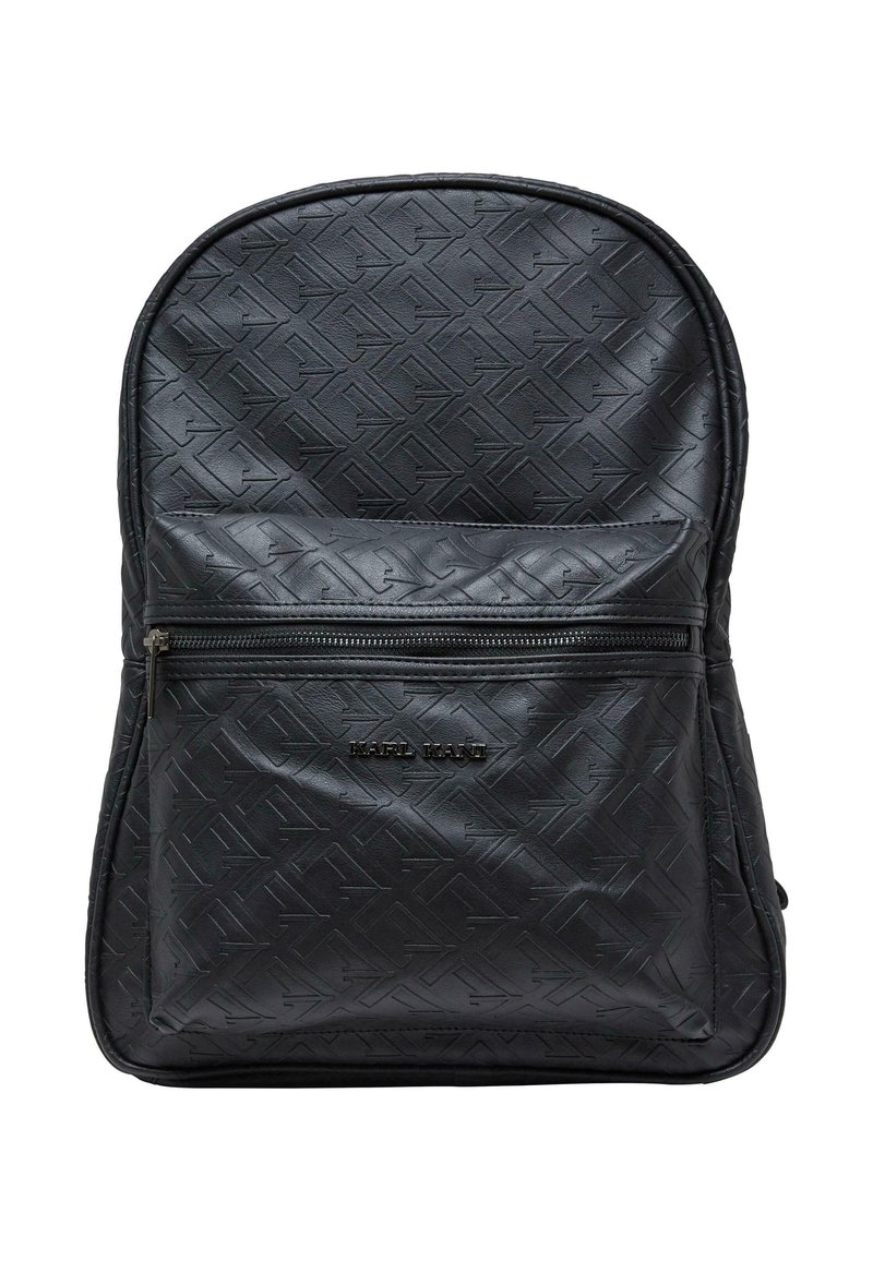 Sac à dos en cuir noir avec un motif matelassé, comportant une poche zippée à l'avant et une marque discrète. Dessus arrondi, finition texturée. Bretelles réglables.