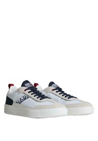 Baskets de sport avec une tige en cuir blanc, des accents en suède marine et un capuchon en suède gris. Elles possèdent des lacets noirs et un onglet de talon rouge.