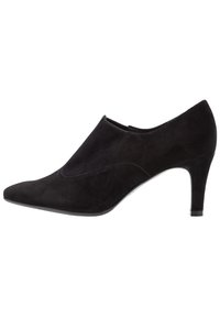 Bottines à talons en suede noir avec un bout pointu, une texture lisse et un talon fin, dotées d'un dessus doux et de détails de design minimalistes.