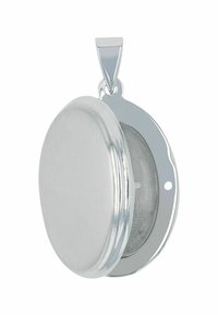 Ciondolo a locket in argento con una finitura liscia e spazzolata, di forma rotonda e apertura con cerniera, dotato di un piccolo foro circolare su un lato.
