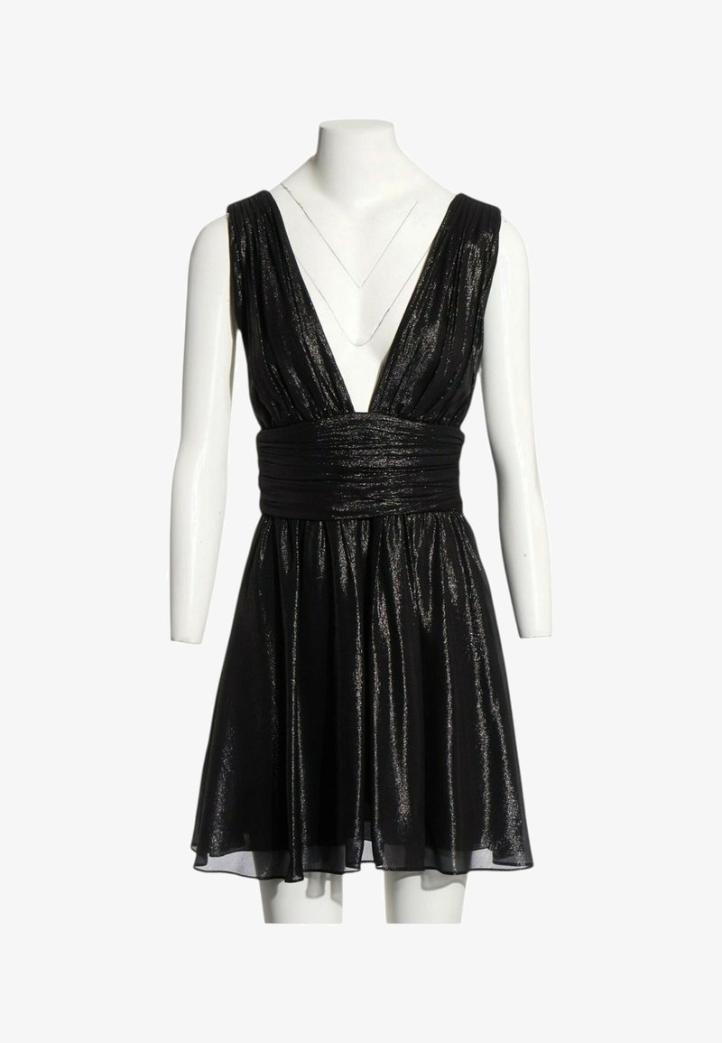 Robe mini noire sans manches avec un profond décolleté en V et une taille froncée sur un mannequin blanc sur fond blanc.
