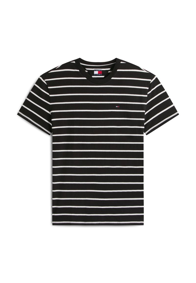 T-shirt noir à col rond avec des rayures horizontales blanches et un petit logo rouge, blanc et bleu sur le côté gauche de la poitrine.