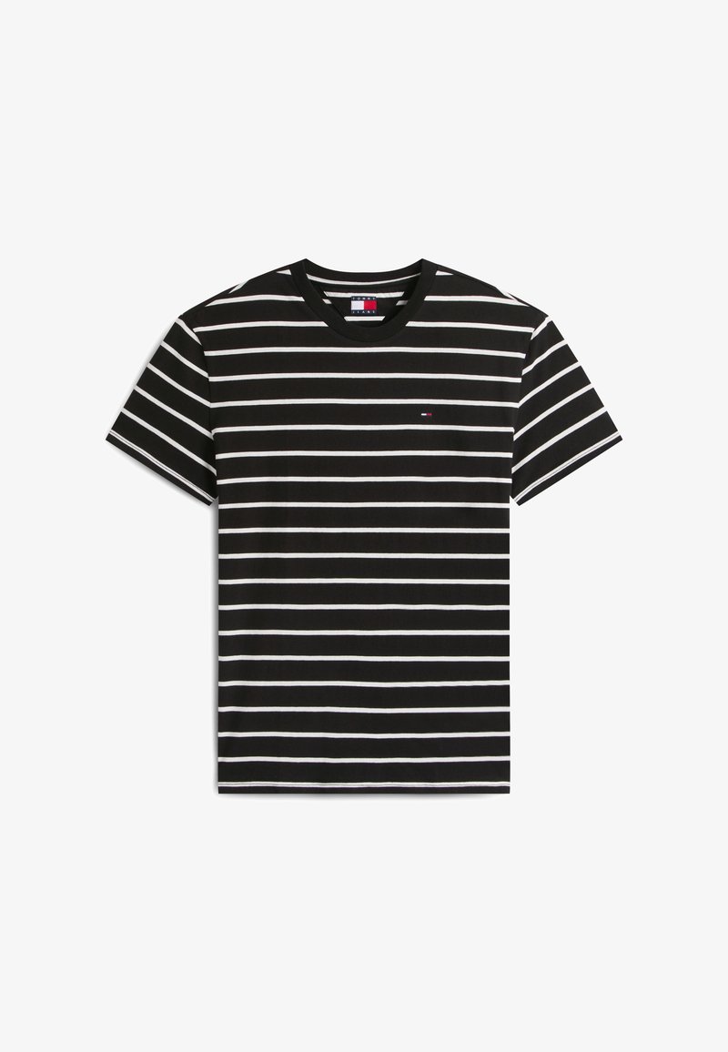 T-shirt noir à col rond avec des rayures horizontales blanches et un petit logo rouge, blanc et bleu sur le côté gauche de la poitrine.