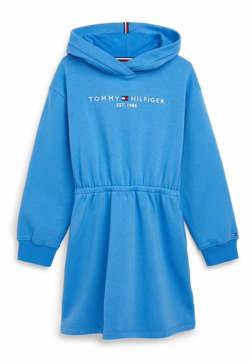 Robe bleue à manches longues à capuche avec taille élastique, avec le texte blanc « Tommy Hilfiger Est. 1985 » et le logo sur la poitrine, ainsi qu'un petit logo sur le poignet.