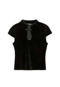 Sort velour kortærmet top med høj krave og en nøglehulåbning, sikret med en dekorativ sort lukning. Glat tekstur, tætsiddende design.