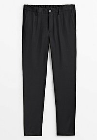 Zwarte broek met een slank ontwerp, voorzien van een elastische tailleband en een enkele knoopsluiting. Soepele textuur met zijzakken.