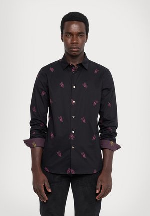 Svart knapp-up skjorte med rosa hummer broderi, kontrasterende maroon mansjetter, og en klassisk krage, laget av glatt stoff. Mildt tilpasset design.