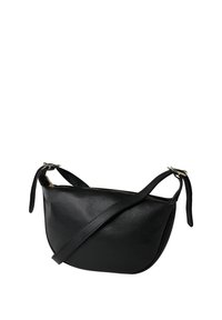 Zwarte leren crossbody tas met een textuur, gebogen vorm, ritsluiting en verstelbare hengsels. Accenten van goudkleurig metaal.