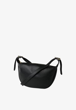 Schwarze Leder-Crossbody-Tasche mit einer strukturierten Oberfläche, geschwungenem Design, Reißverschluss und verstellbaren Trägern. Akzente aus goldenen Beschlägen.