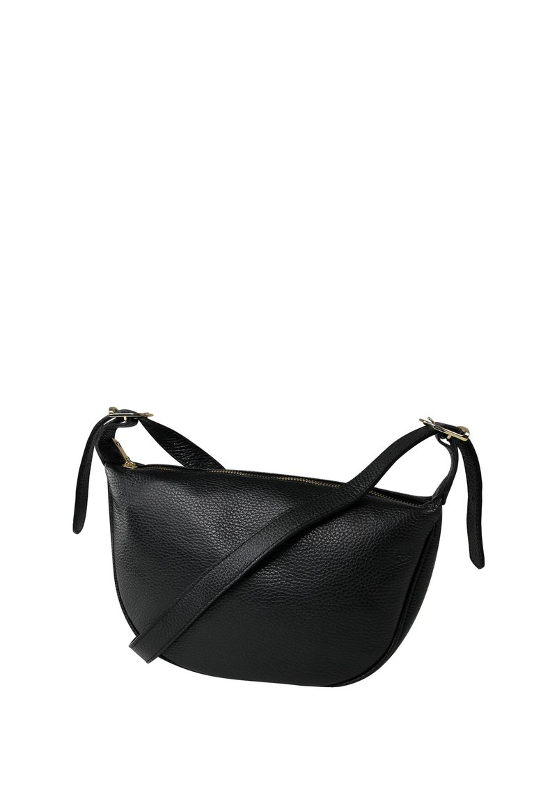 Zwarte leren crossbody tas met een textuur, gebogen vorm, ritsluiting en verstelbare hengsels. Accenten van goudkleurig metaal.