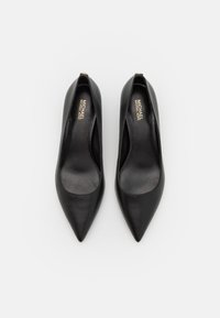 Paire de chaussures à talons hauts en cuir noir à bout pointu Michael Kors vues de dessus sur fond blanc.