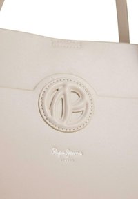 Borsa Pepe Jeans, materiale sintetico beige chiaro, texture liscia, logo stampato con design intrecciato, dettaglio di cucitura sottile.