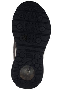 Suela de zapato de goma negra con patrones de tracción circulares y una característica de ventilación transparente. Logo de Geox presente en el lateral.