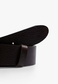 Cinturón de cuero marrón oscuro con un acabado texturizado. Presenta una punta en ángulo y un borde liso y acabado. Incluye un pequeño agujero metálico para ajuste.