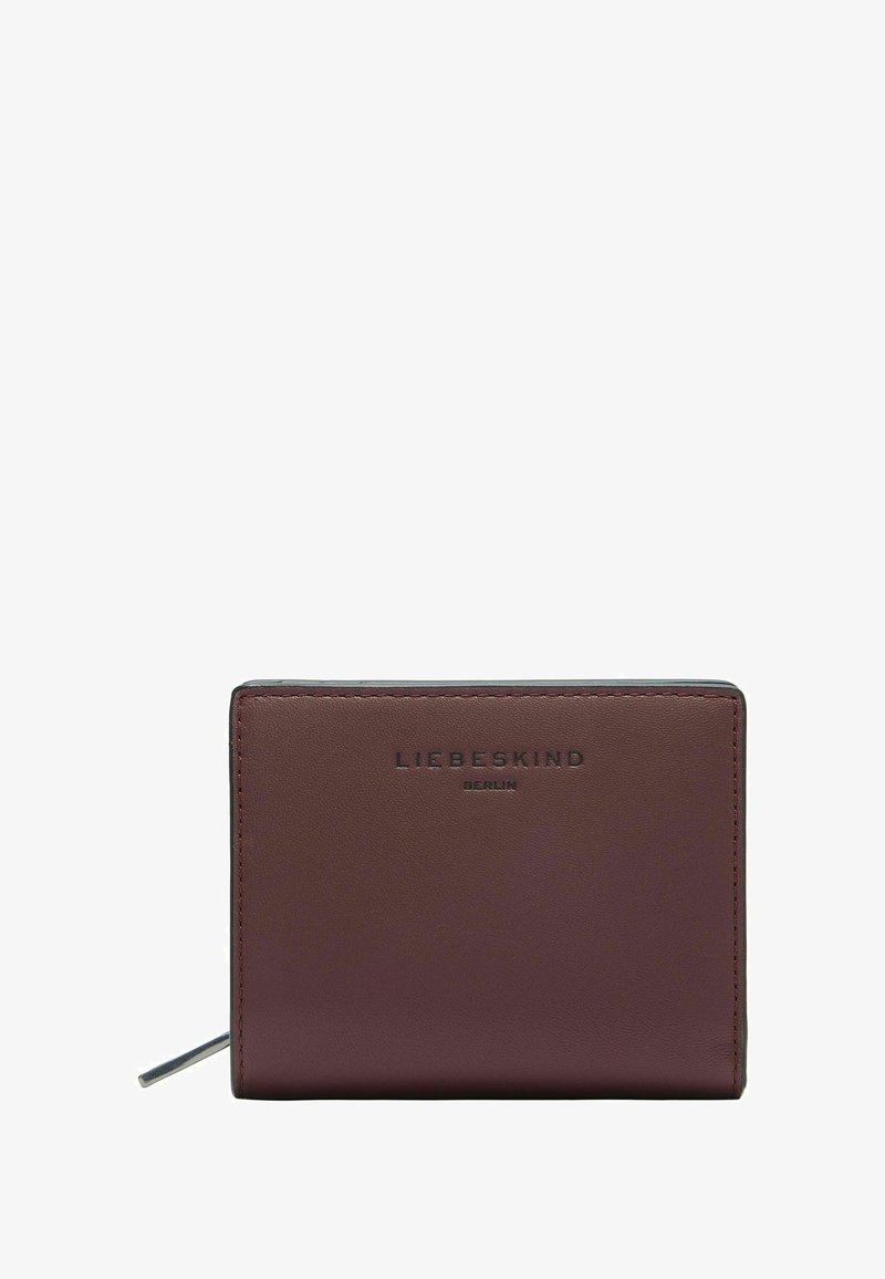 Bordowy skórzany portfel o gładkiej fakturze, z czarnym nadrukiem logo i srebrnym suwakiem. Kompaktowy, prostokątny kształt.