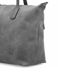 Borsa tote in pelle grigia con una superficie texture, dotata di manici lunghi e un logo discreto. Il design include una forma strutturata e hardware minimale.