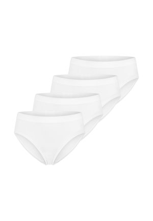 Cztery białe bawełniane damskie majtki typu brief ułożone w przesuniętym rzędzie na białym tle.