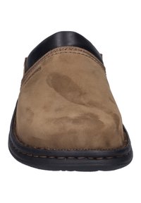 Chaussure en daim marron à enfiler avec un accent en cuir noir sur le dessus. Présente une semelle cousue et une texture lisse. Design à bout rond.