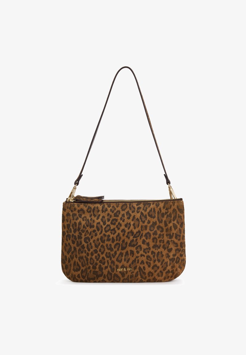 Sac à main marron à imprimé léopard avec une sangle courte et fine et une fermeture éclair dorée, forme rectangulaire avec coins inférieurs arrondis sur fond blanc.