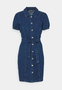 Mörkblå denimklänning med korta puffärmar, silverbara knappar framtill, krage och ett knutet bälte i midjan.