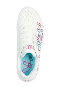 Zapatilla blanca con superficie perforada, diseños de corazones multicolores, plantilla texturizada en turquesa y cordones blancos. Sin marcas visibles en el exterior.