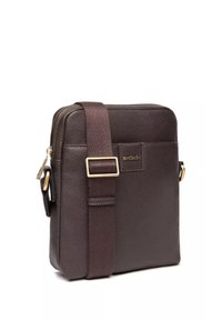 Borsa a tracolla in pelle marrone con finitura strutturata, forma rettangolare, dettagli dorati e tracolla regolabile. Logo del marchio visibile.