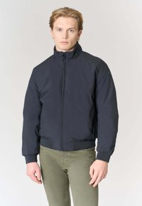 Giubbotto bomber blu navy con collo alto, cerniera frontale, polsini e orlo a coste, realizzato in materiale liscio e leggero.