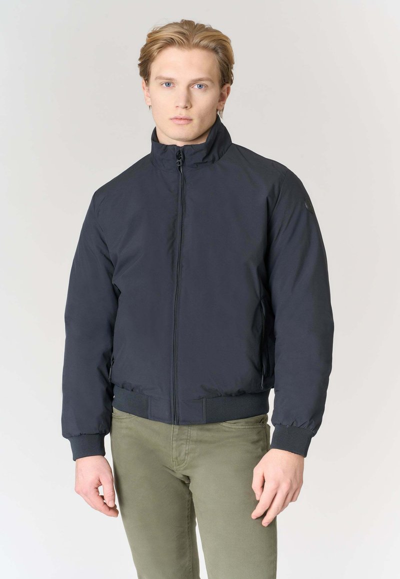 Giubbotto bomber blu navy con collo alto, cerniera frontale, polsini e orlo a coste, realizzato in materiale liscio e leggero.