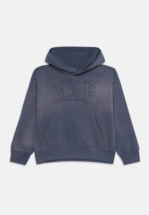 Marineblå hettegenser med frontlomme og sydd "GAP"-logo over brystet.