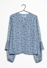 Helle blaue Bluse mit floralem Muster, Rundhalsausschnitt, Knopfdetail vorne, langen Ärmeln mit Rüschendetails und lockerer Passform.